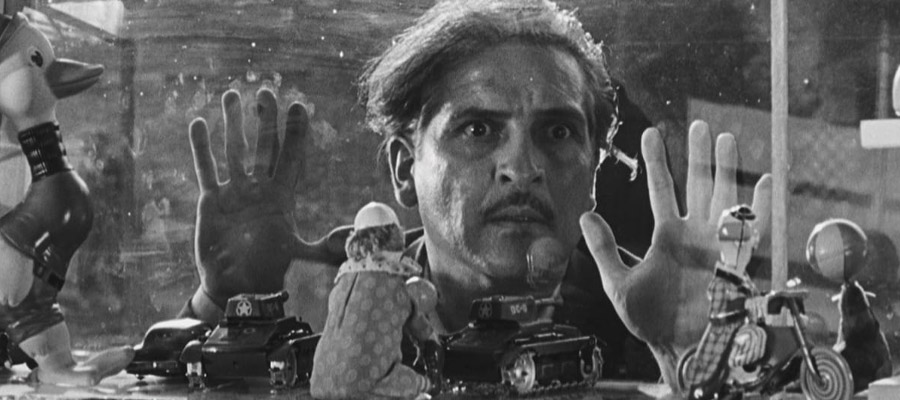 Arturo de Córdova as Francisco Galván de Montemayor stares manically into a shop in Él.